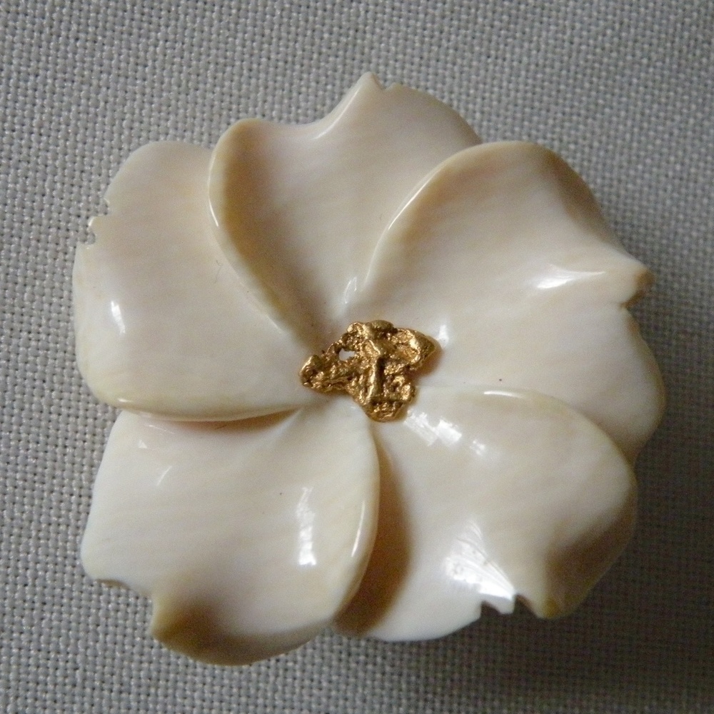 1950s Vintage Alasakan Carved White Flower Gold Nugget Center Pin - Picture 2 of 6